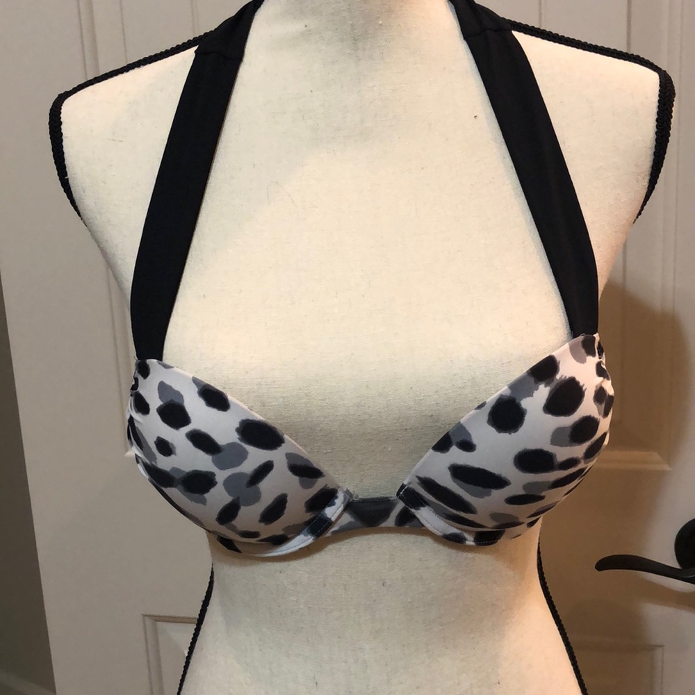 Victoria’s Secret 32A push up bikini top in black & white. Some fraying seen